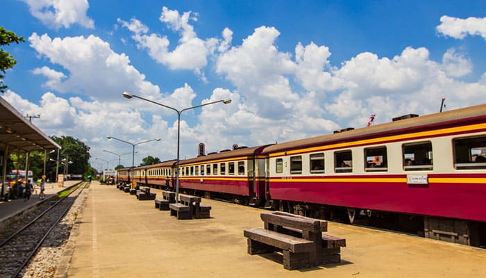 Zug auf dem Weg von Bangkok nach Ayutthaya