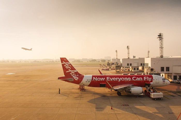 Ein Flugzeug von Air Asia am Flughafen Don Muang in Bangkok.