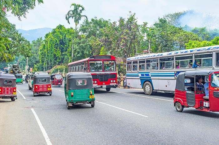 Mit dem Auto oder Taxi von Colombo nach Kandy.