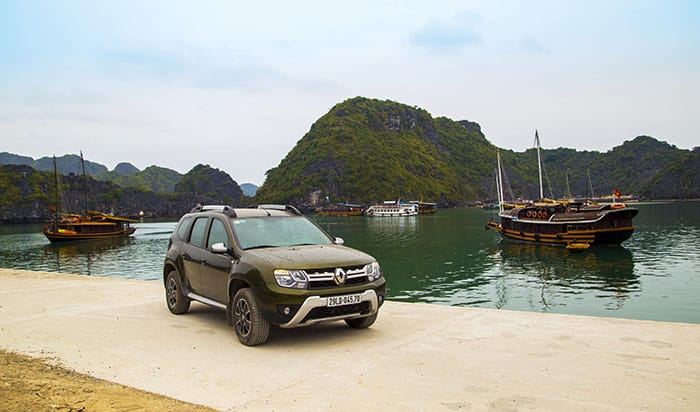 Auto mit der Halong-Bucht im Hintergrund