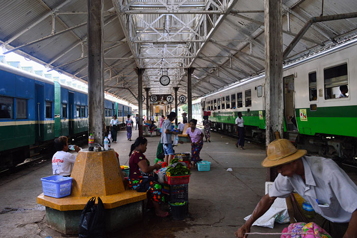 Zug von Yangon nach Bagan