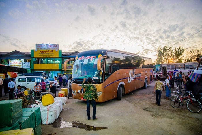 Mit dem Bus von Yangon nach Bagan.