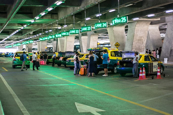 Taxi-Abholpunkt am Flughafen Suvarnabhumi.