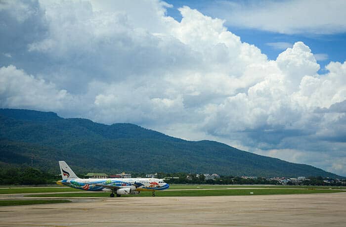 Internationaler Flughafen Chiang Mai mit dem Berg Doi Suthep im Hintergrund