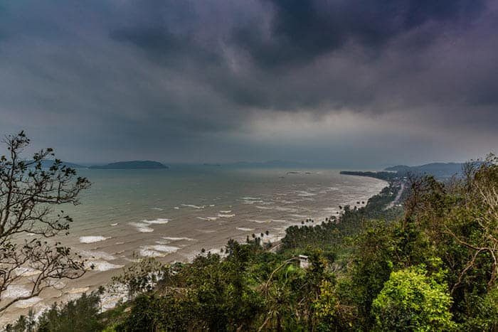 Reisen Sie während der Regenzeit von Chumphon nach Koh Tao.