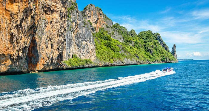 Von Koh Lanta zum Flughafen Krabi mit Schnellboot und Minibus.