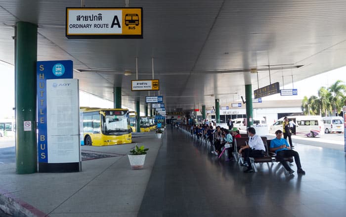 Öffentlicher Minibus oder Bus vom Flughafen Suvarnabhumi nach Bangkok.