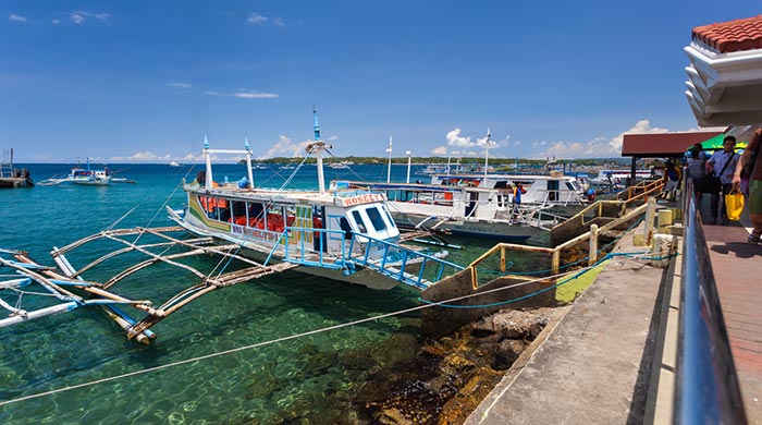 Vom Bahnhof Kalibo nach Boracay mit Minibus, Fähre und Taxi.