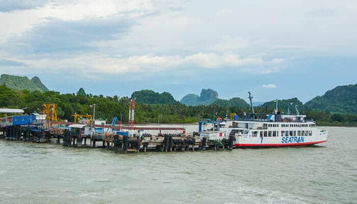 Der Fährhafen Sitran kann mit dem Bus von Surat Thani aus erreicht werden.