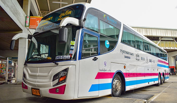 Der Sombat Tour-Bus mit seinen markanten blauen und violetten Streifen parkt am Südterminal von Bangkok und verkehrt zwischen Phuket und Bangkok.